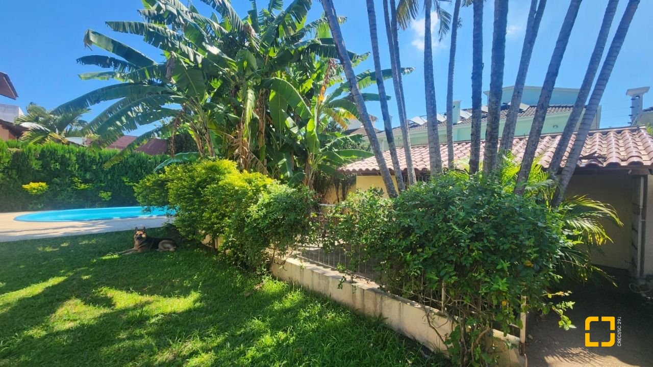 Casa com 185m², 6 quartos (sendo 2 suítes), 2 garagens, no bairro Parque São Jorge em Florianópolis