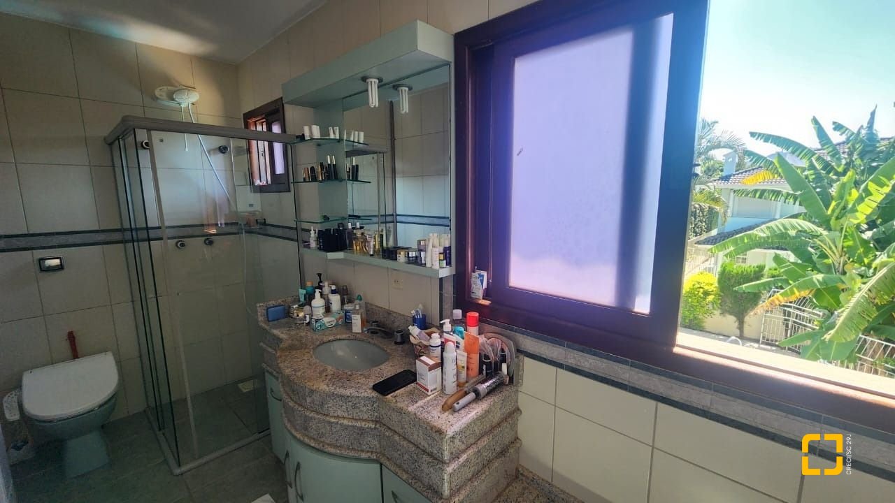 Casa com 185m², 6 quartos (sendo 2 suítes), 2 garagens, no bairro Parque São Jorge em Florianópolis