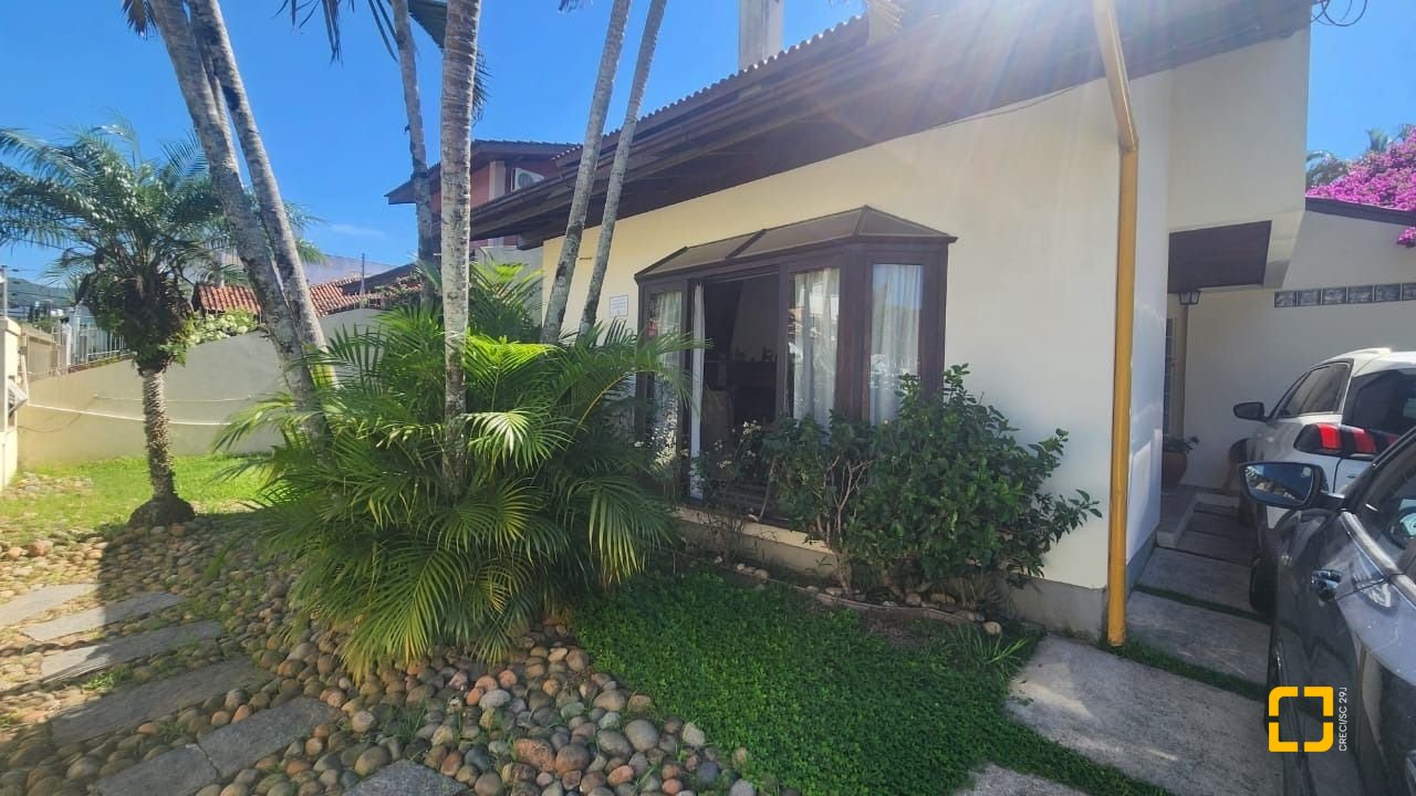 Casa com 185m², 6 quartos (sendo 2 suítes), 2 garagens, no bairro Parque São Jorge em Florianópolis