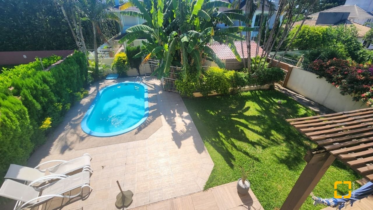 Casa com 185m², 6 quartos (sendo 2 suítes), 2 garagens, no bairro Parque São Jorge em Florianópolis