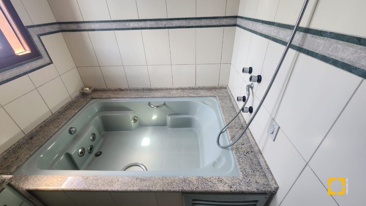Casa com 185m², 6 quartos (sendo 2 suítes), 2 garagens, no bairro Parque São Jorge em Florianópolis