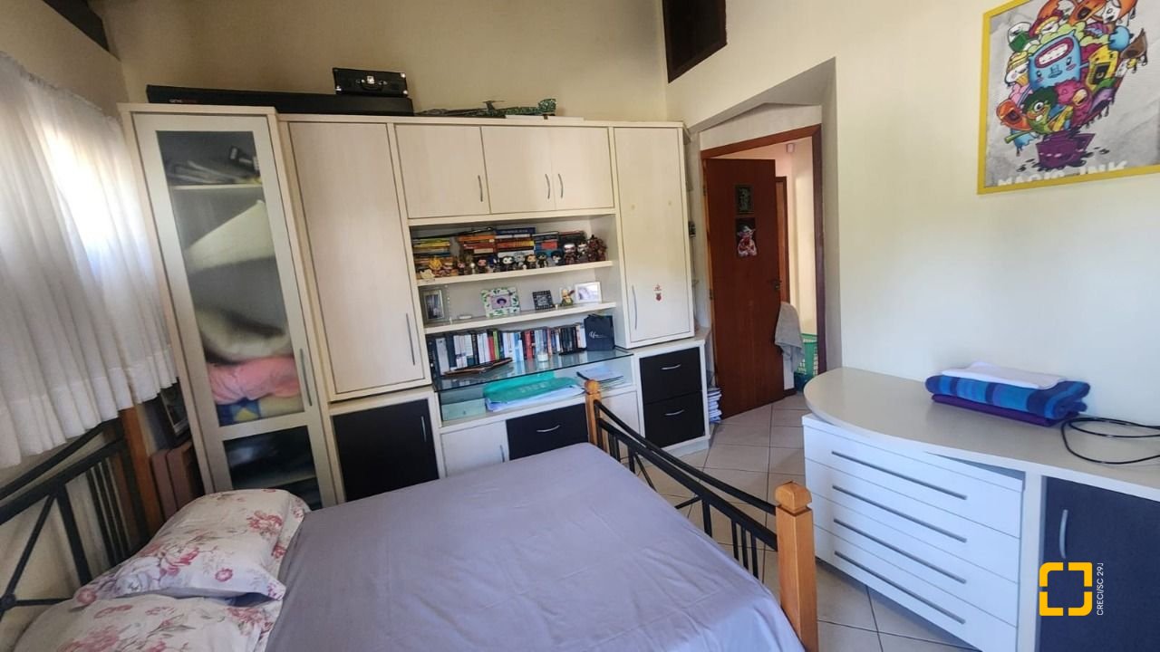 Casa com 185m², 6 quartos (sendo 2 suítes), 2 garagens, no bairro Parque São Jorge em Florianópolis