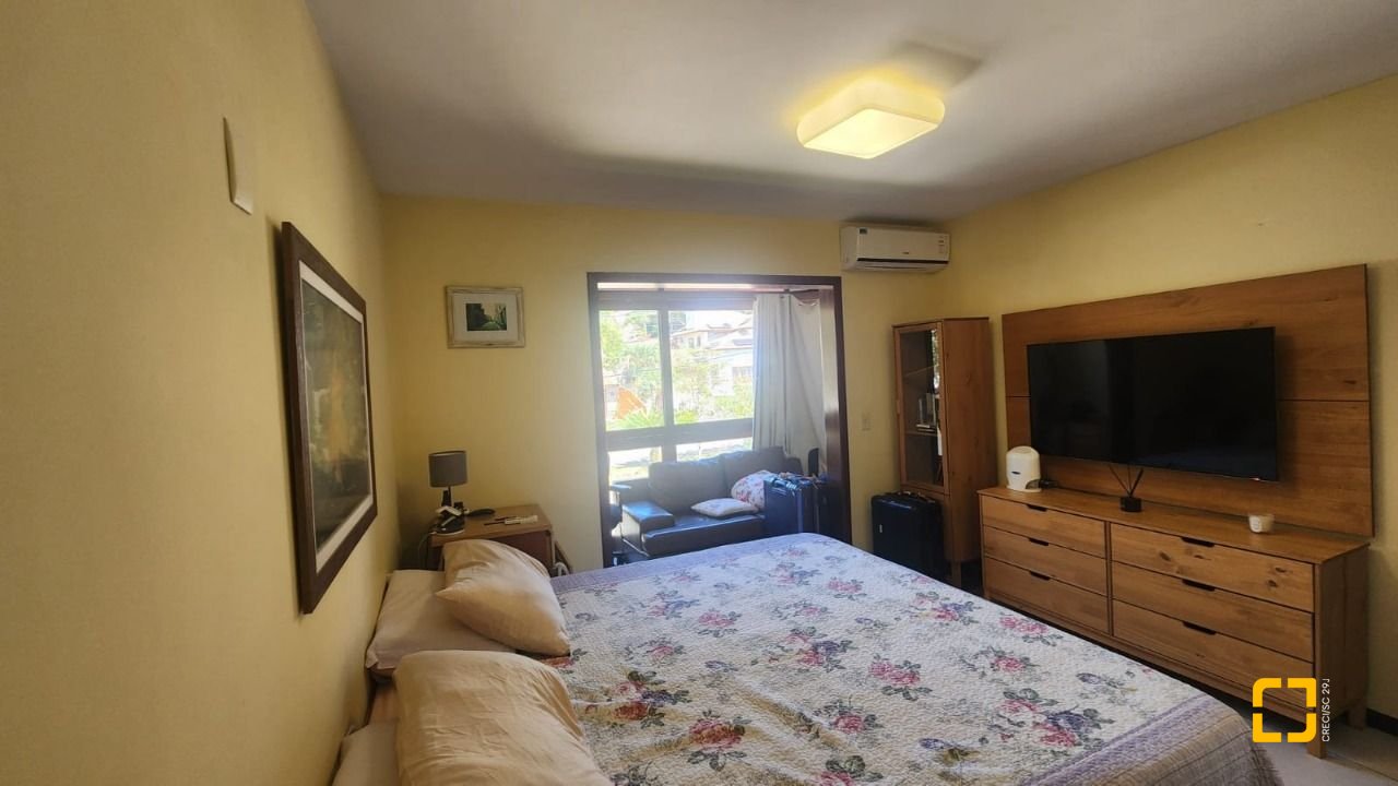 Casa com 185m², 6 quartos (sendo 2 suítes), 2 garagens, no bairro Parque São Jorge em Florianópolis