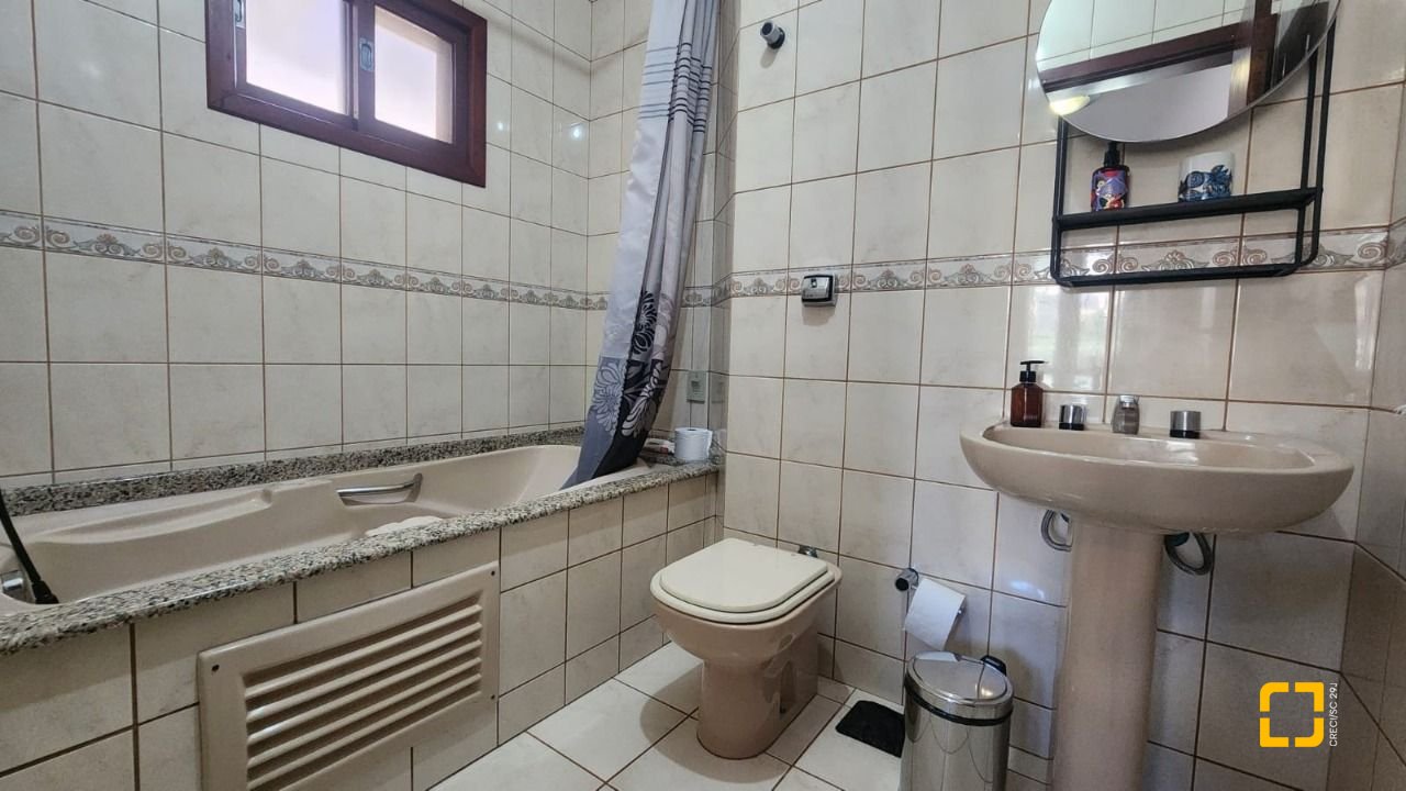 Casa com 185m², 6 quartos (sendo 2 suítes), 2 garagens, no bairro Parque São Jorge em Florianópolis
