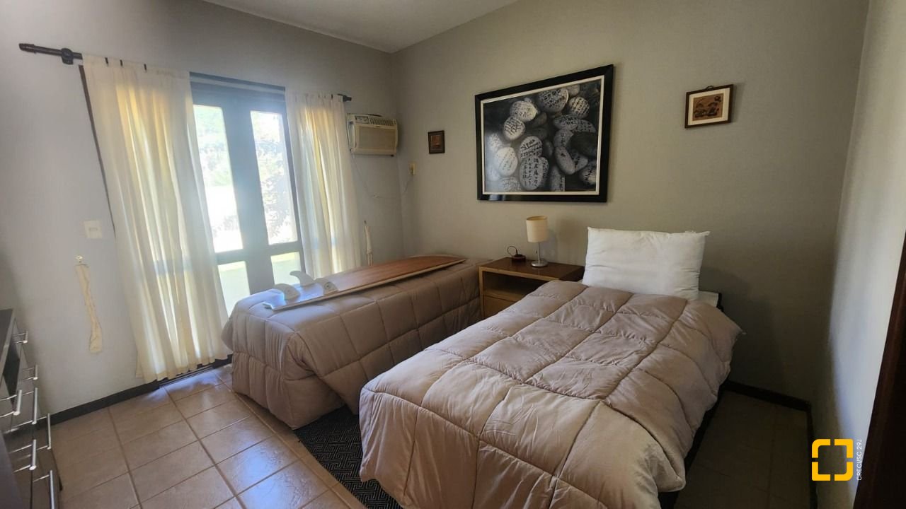 Casa com 185m², 6 quartos (sendo 2 suítes), 2 garagens, no bairro Parque São Jorge em Florianópolis