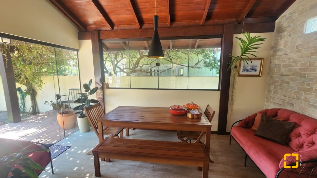 Casa com 185m², 6 quartos (sendo 2 suítes), 2 garagens, no bairro Parque São Jorge em Florianópolis