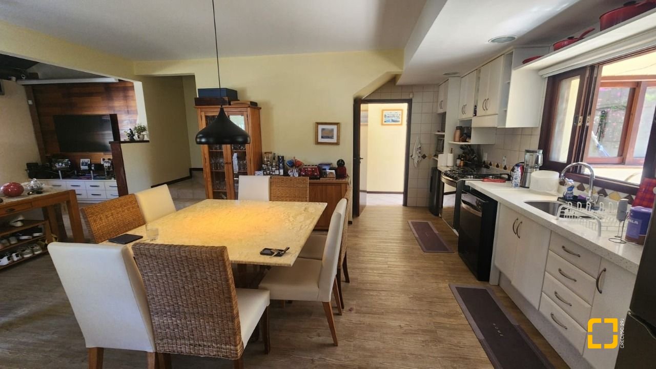 Casa com 185m², 6 quartos (sendo 2 suítes), 2 garagens, no bairro Parque São Jorge em Florianópolis
