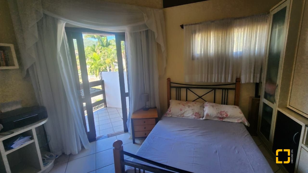 Casa com 185m², 6 quartos (sendo 2 suítes), 2 garagens, no bairro Parque São Jorge em Florianópolis