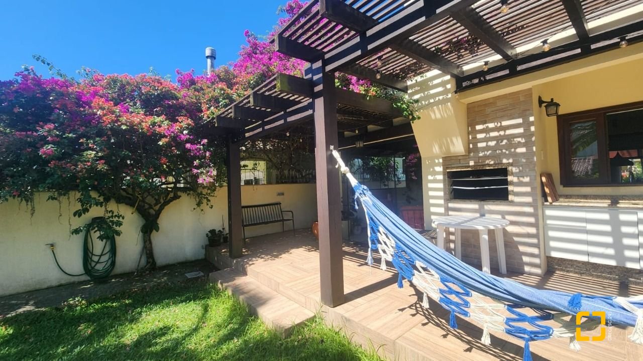 Casa com 185m², 6 quartos (sendo 2 suítes), 2 garagens, no bairro Parque São Jorge em Florianópolis