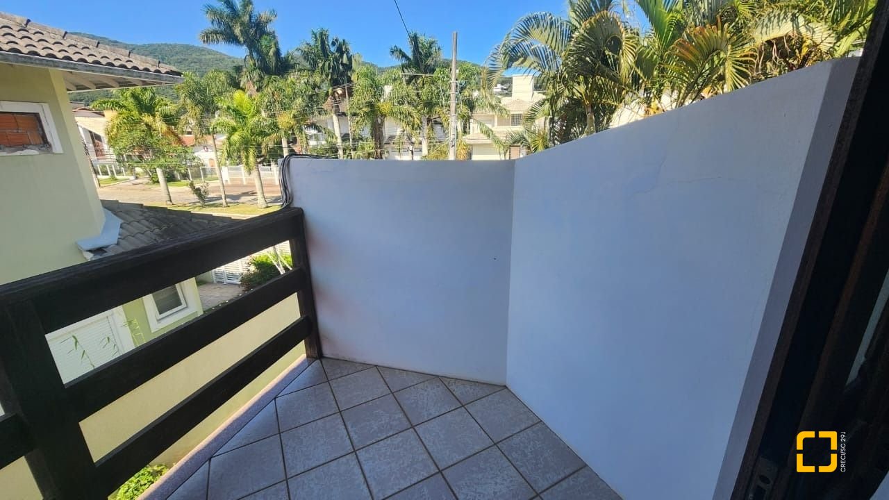 Casa com 185m², 6 quartos (sendo 2 suítes), 2 garagens, no bairro Parque São Jorge em Florianópolis