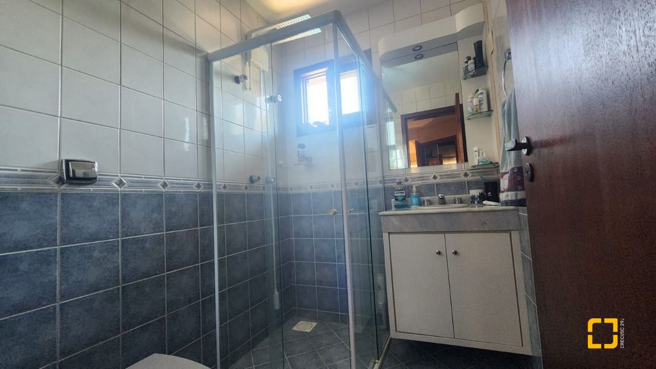 Casa com 185m², 6 quartos (sendo 2 suítes), 2 garagens, no bairro Parque São Jorge em Florianópolis
