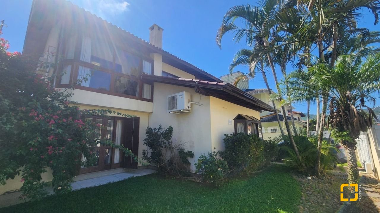 Casa com 185m², 6 quartos (sendo 2 suítes), 2 garagens, no bairro Parque São Jorge em Florianópolis