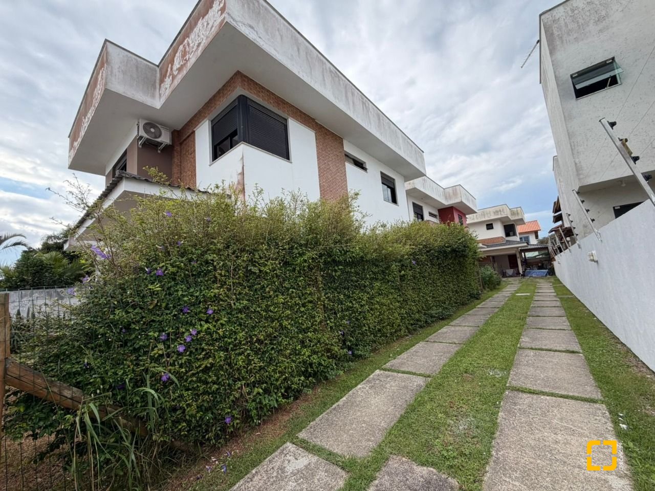 Casa de Condomínio com 118m², 3 quartos (sendo 1 suíte), 2 garagens, no bairro Campeche em Florianópolis