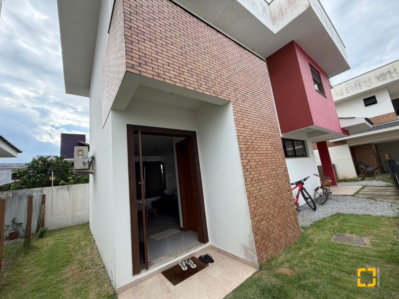 Casa de Condomínio com 118m², 3 quartos (sendo 1 suíte), 2 garagens, no bairro Campeche em Florianópolis