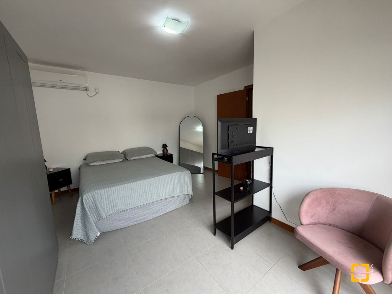 Casa de Condomínio com 118m², 3 quartos (sendo 1 suíte), 2 garagens, no bairro Campeche em Florianópolis