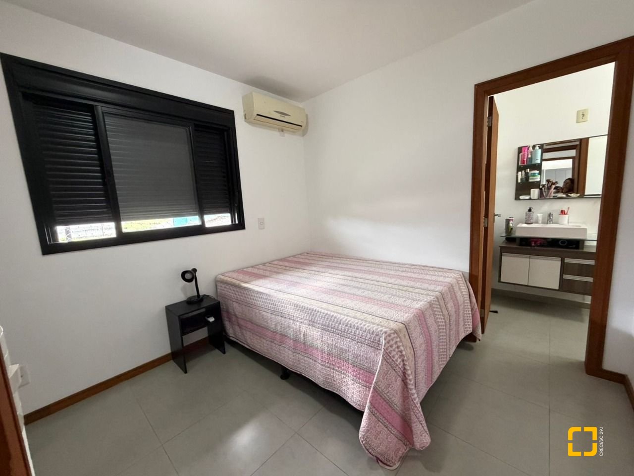 Casa de Condomínio com 118m², 3 quartos (sendo 1 suíte), 2 garagens, no bairro Campeche em Florianópolis