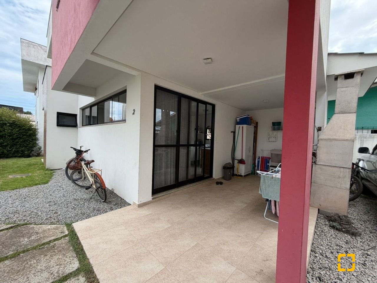 Casa de Condomínio com 118m², 3 quartos (sendo 1 suíte), 2 garagens, no bairro Campeche em Florianópolis