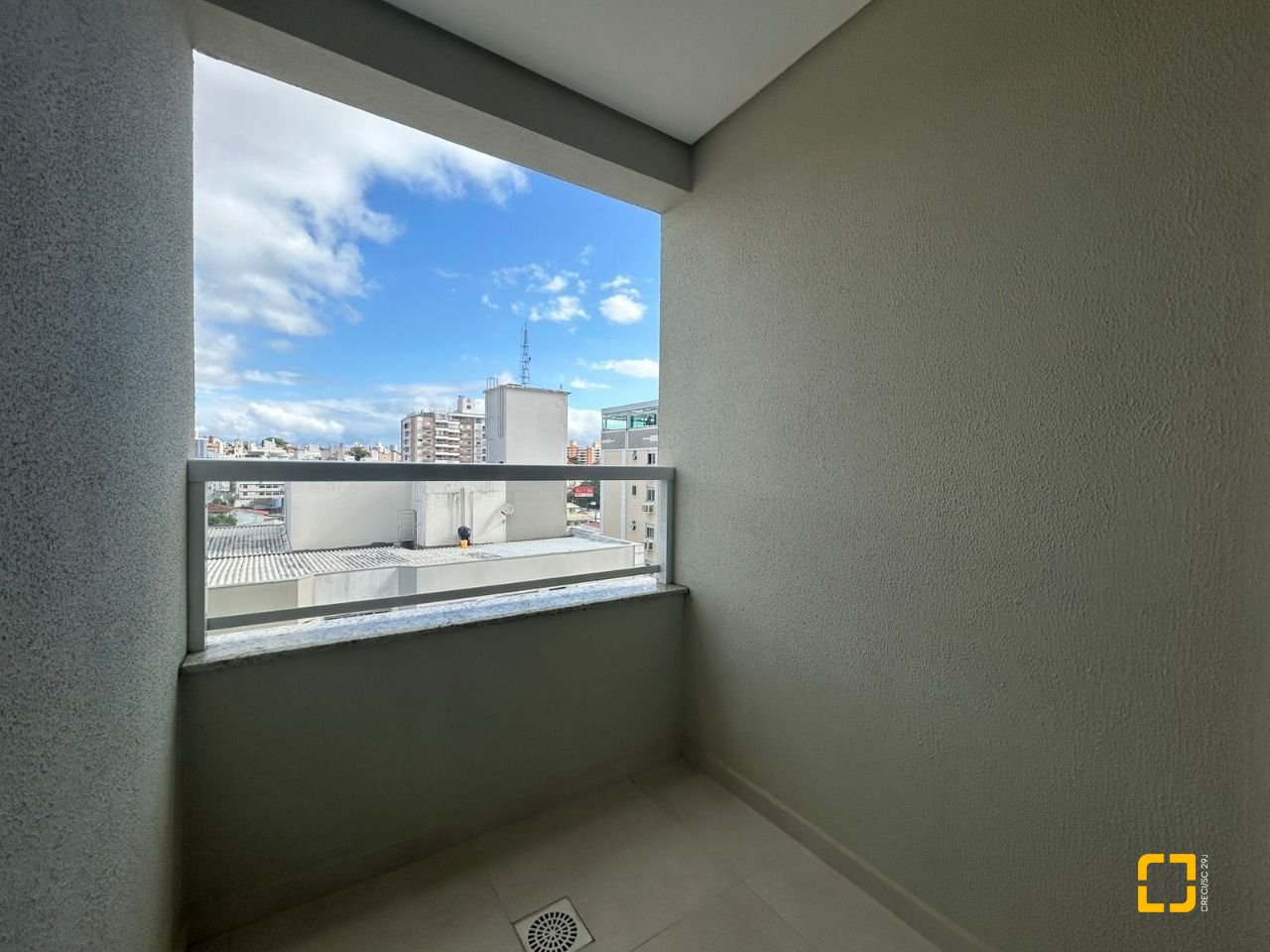 Apartamento com 68m², 3 quartos (sendo 1 suíte), 2 garagens, no bairro Abraão em Florianópolis