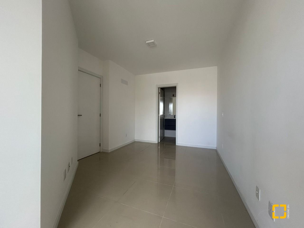 Apartamento com 68m², 3 quartos (sendo 1 suíte), 2 garagens, no bairro Abraão em Florianópolis