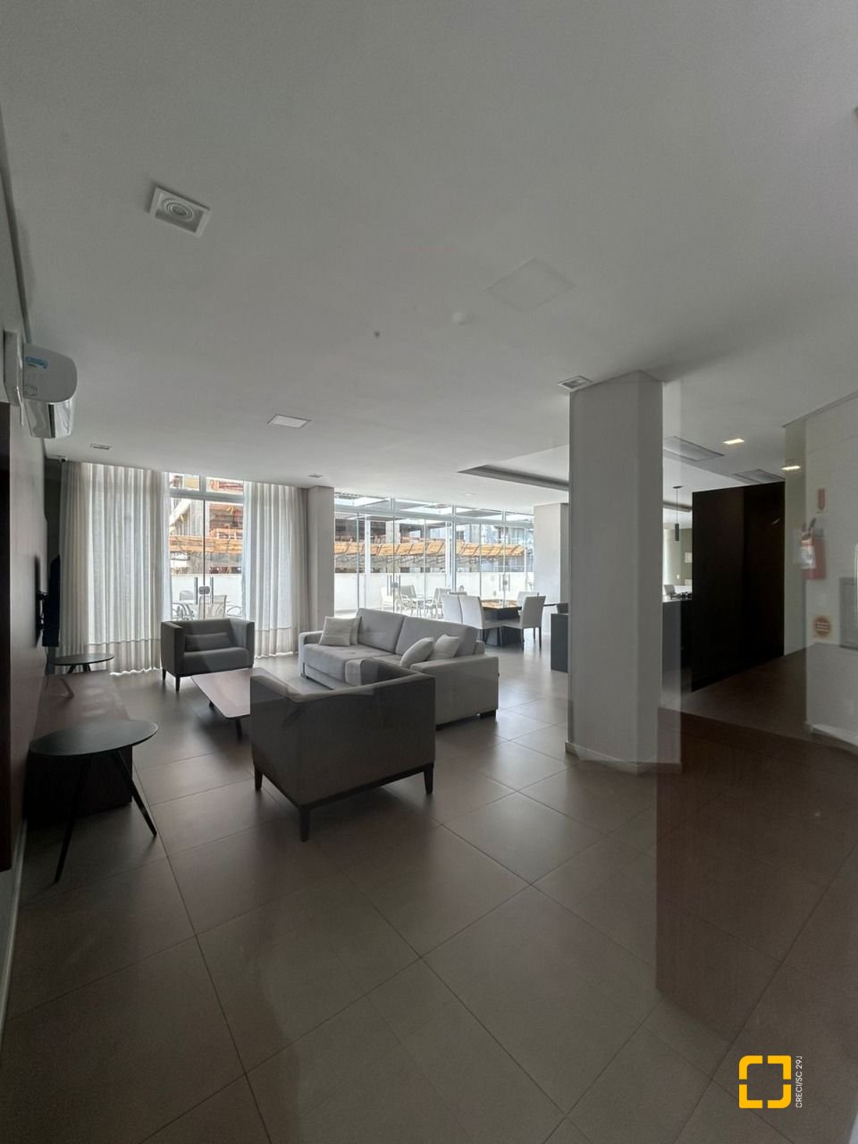 Apartamento com 68m², 3 quartos (sendo 1 suíte), 2 garagens, no bairro Abraão em Florianópolis
