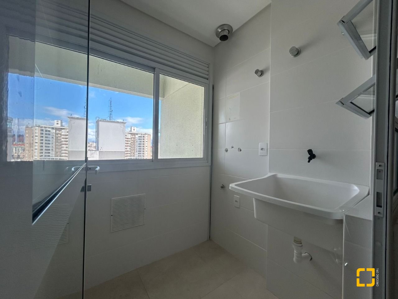 Apartamento com 68m², 3 quartos (sendo 1 suíte), 2 garagens, no bairro Abraão em Florianópolis