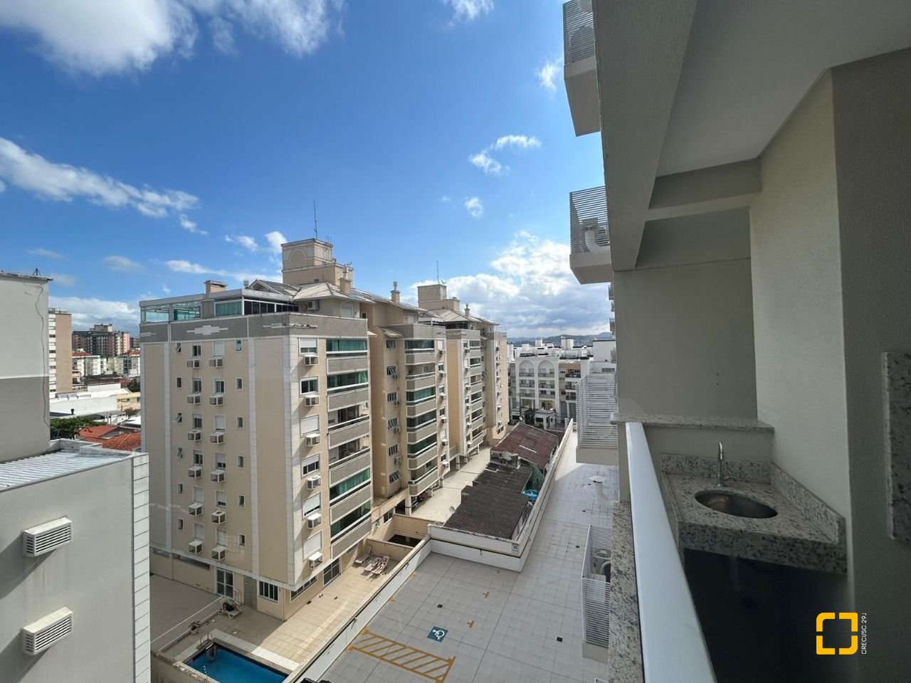 Apartamento com 68m², 3 quartos (sendo 1 suíte), 2 garagens, no bairro Abraão em Florianópolis