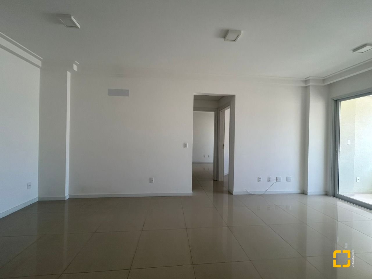 Apartamento com 68m², 3 quartos (sendo 1 suíte), 2 garagens, no bairro Abraão em Florianópolis