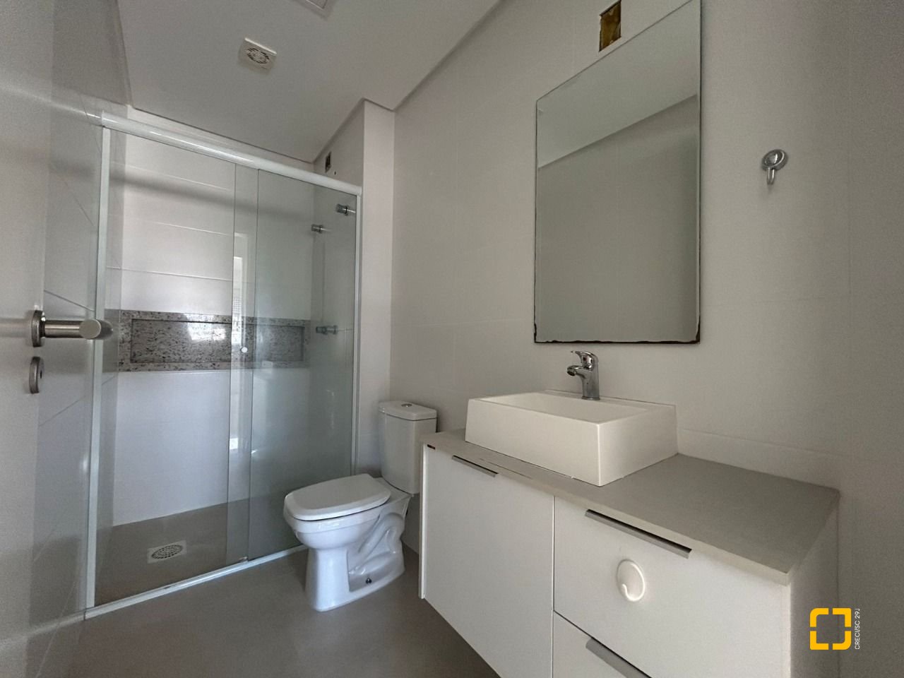 Apartamento com 68m², 3 quartos (sendo 1 suíte), 2 garagens, no bairro Abraão em Florianópolis