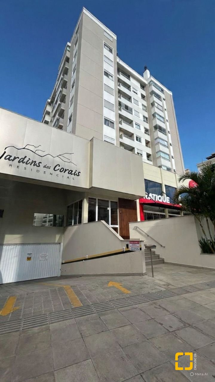 Apartamento com 68m², 3 quartos (sendo 1 suíte), 2 garagens, no bairro Abraão em Florianópolis