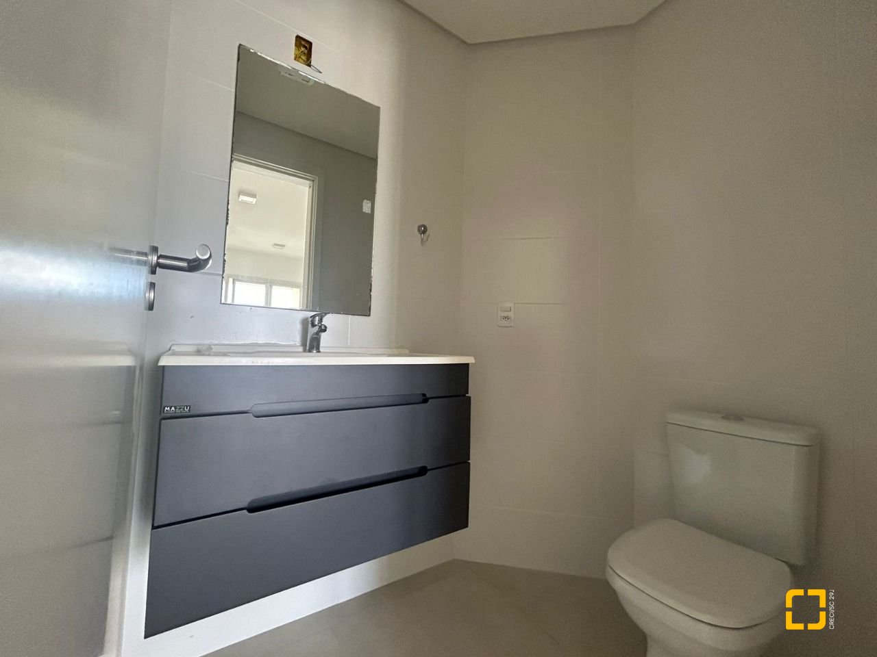 Apartamento com 68m², 3 quartos (sendo 1 suíte), 2 garagens, no bairro Abraão em Florianópolis