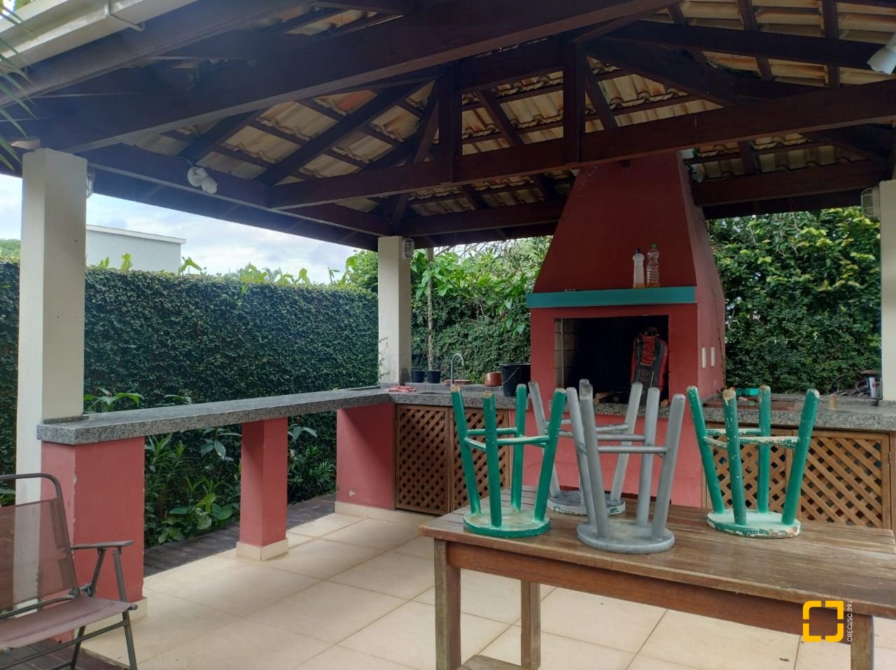 Casa com 288m², 6 quartos (sendo 1 suíte), 2 garagens, no bairro Campeche em Florianópolis