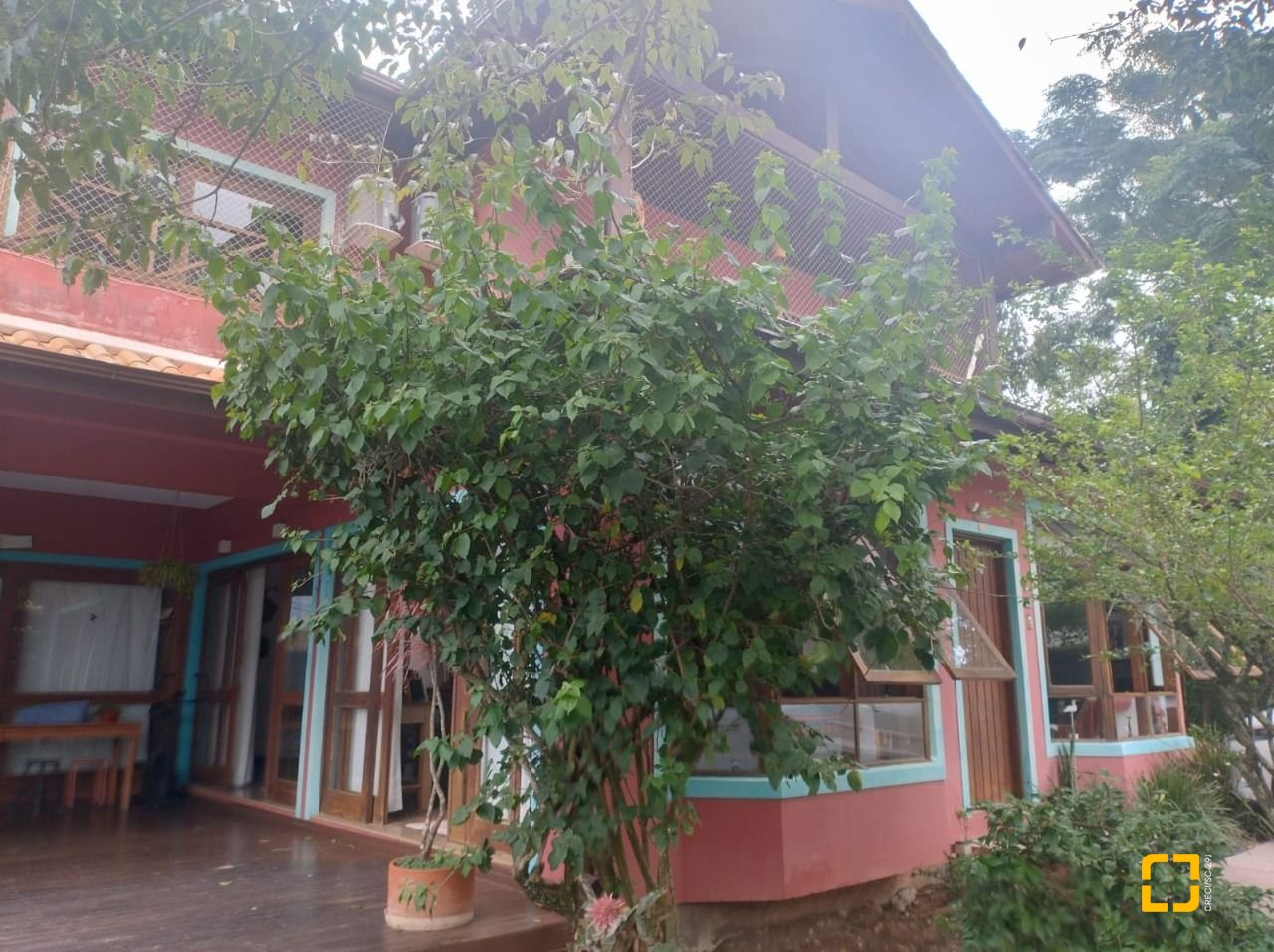 Casa com 288m², 6 quartos (sendo 1 suíte), 2 garagens, no bairro Campeche em Florianópolis