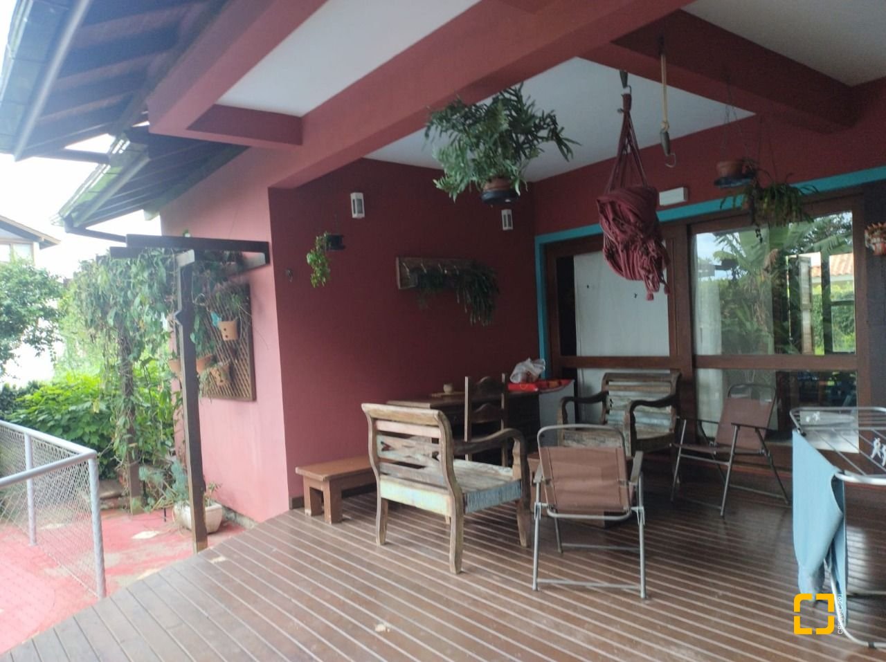 Casa com 288m², 6 quartos (sendo 1 suíte), 2 garagens, no bairro Campeche em Florianópolis