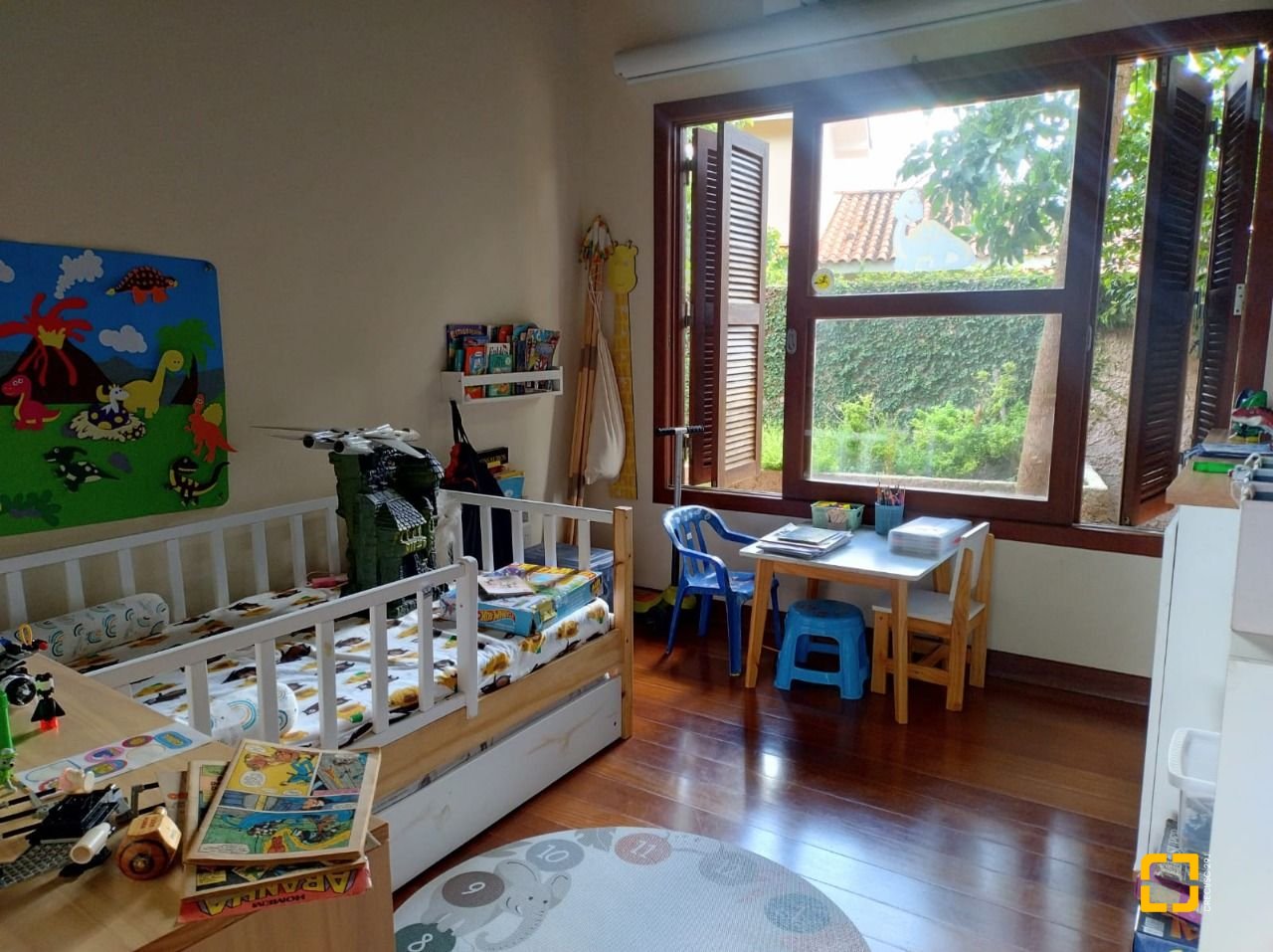 Casa com 288m², 6 quartos (sendo 1 suíte), 2 garagens, no bairro Campeche em Florianópolis