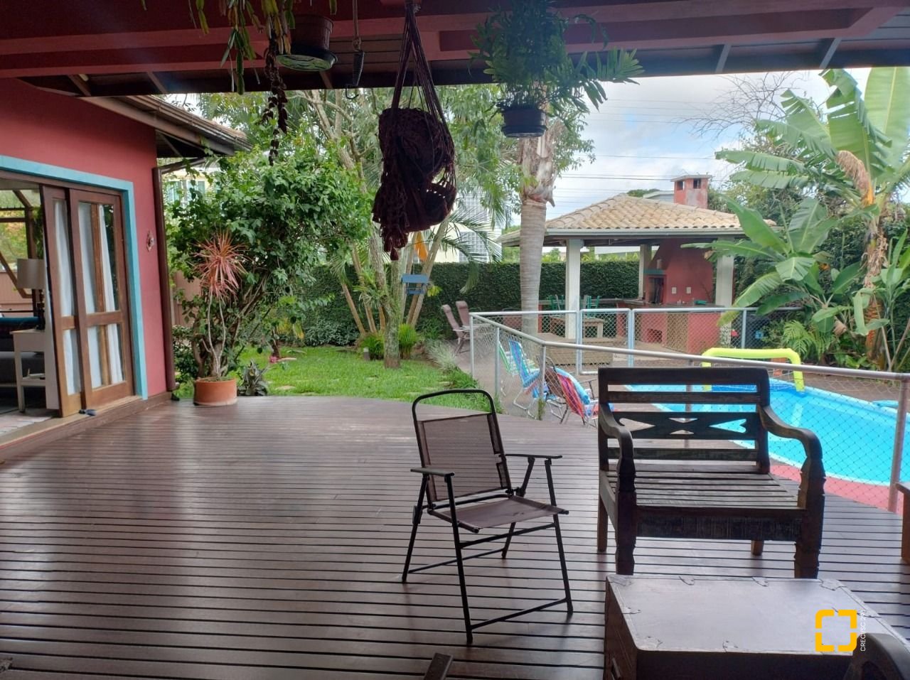 Casa com 288m², 6 quartos (sendo 1 suíte), 2 garagens, no bairro Campeche em Florianópolis