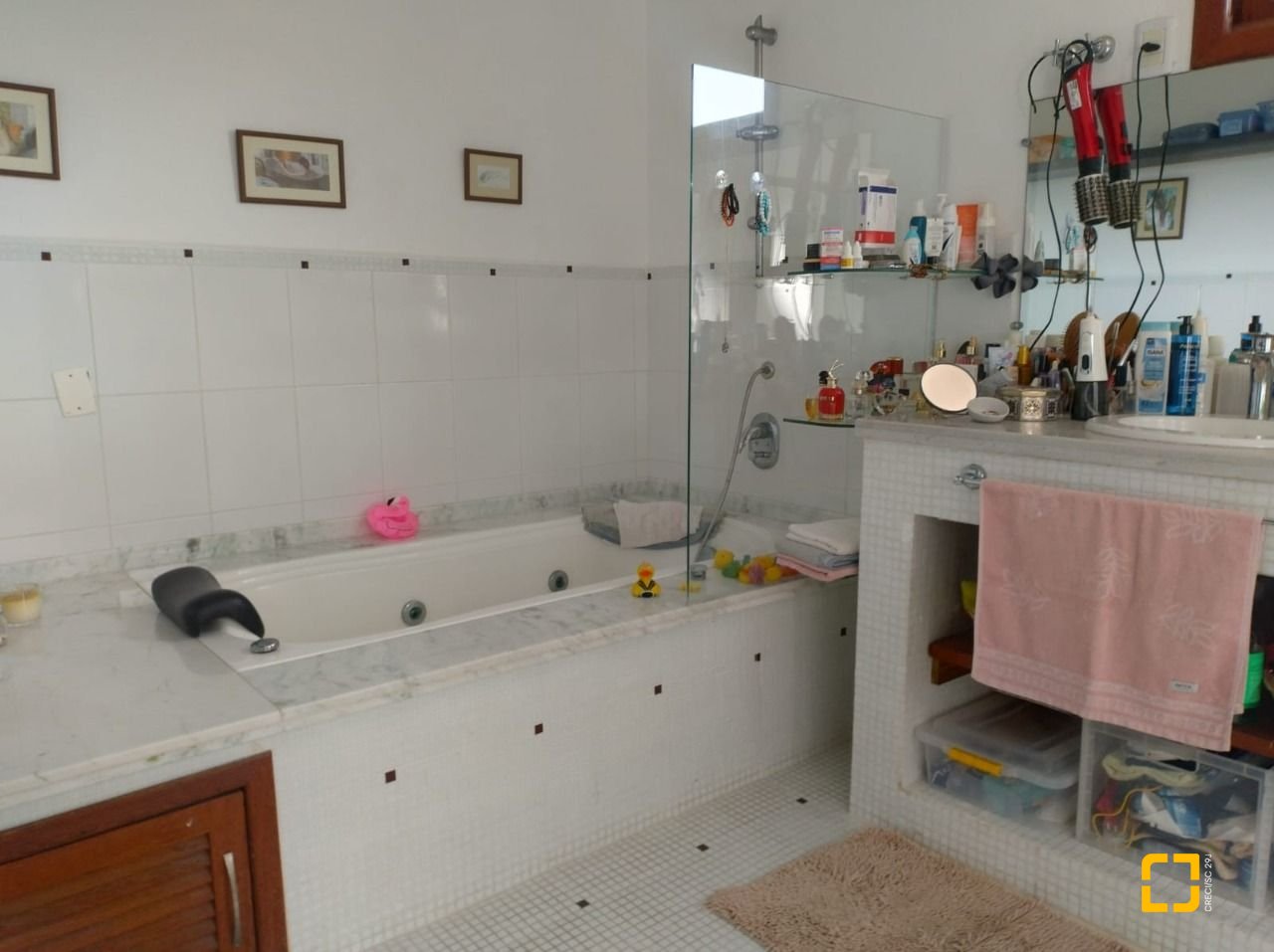 Casa com 288m², 6 quartos (sendo 1 suíte), 2 garagens, no bairro Campeche em Florianópolis