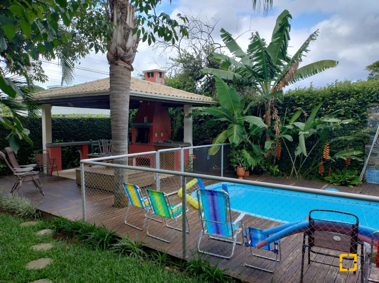 Casa com 288m², 6 quartos (sendo 1 suíte), 2 garagens, no bairro Campeche em Florianópolis
