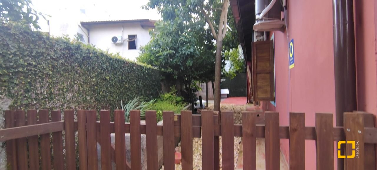 Casa com 288m², 6 quartos (sendo 1 suíte), 2 garagens, no bairro Campeche em Florianópolis