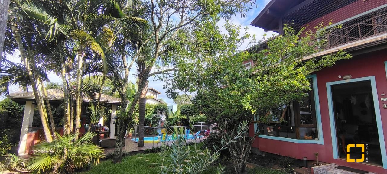 Casa com 288m², 6 quartos (sendo 1 suíte), 2 garagens, no bairro Campeche em Florianópolis