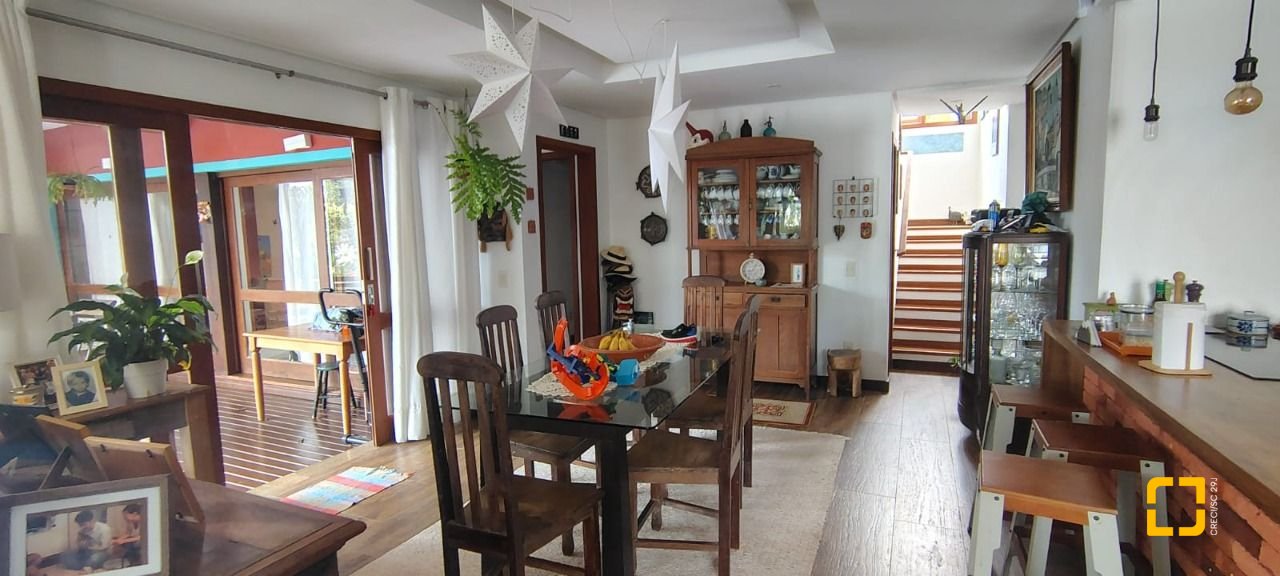Casa com 288m², 6 quartos (sendo 1 suíte), 2 garagens, no bairro Campeche em Florianópolis