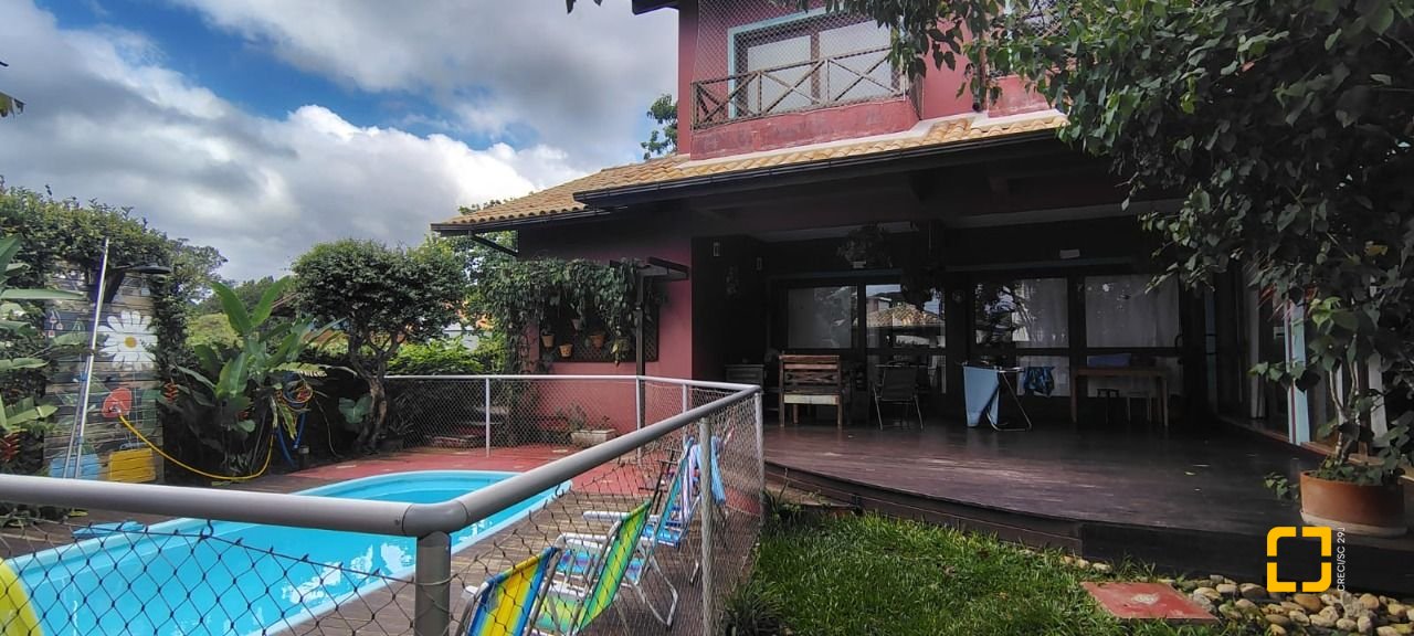 Casa com 288m², 6 quartos (sendo 1 suíte), 2 garagens, no bairro Campeche em Florianópolis