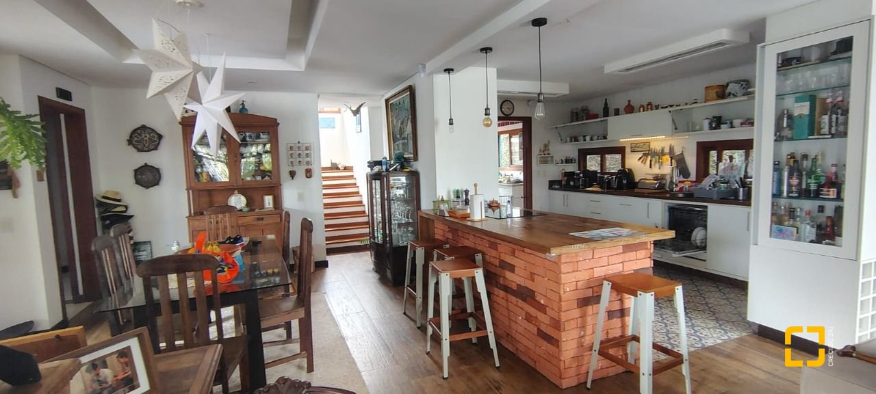 Casa com 288m², 6 quartos (sendo 1 suíte), 2 garagens, no bairro Campeche em Florianópolis