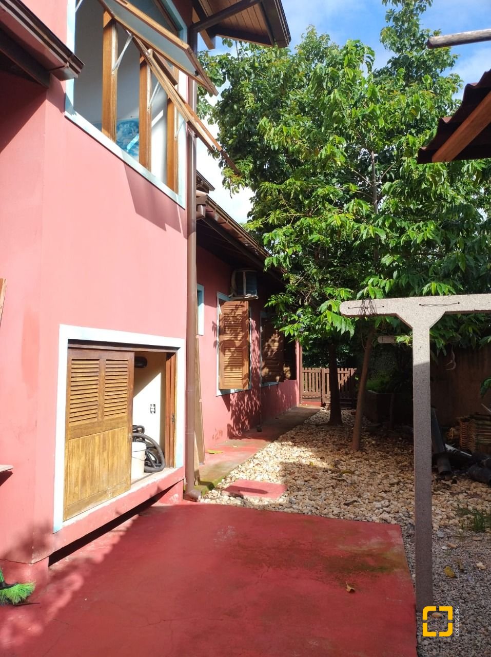 Casa com 288m², 6 quartos (sendo 1 suíte), 2 garagens, no bairro Campeche em Florianópolis