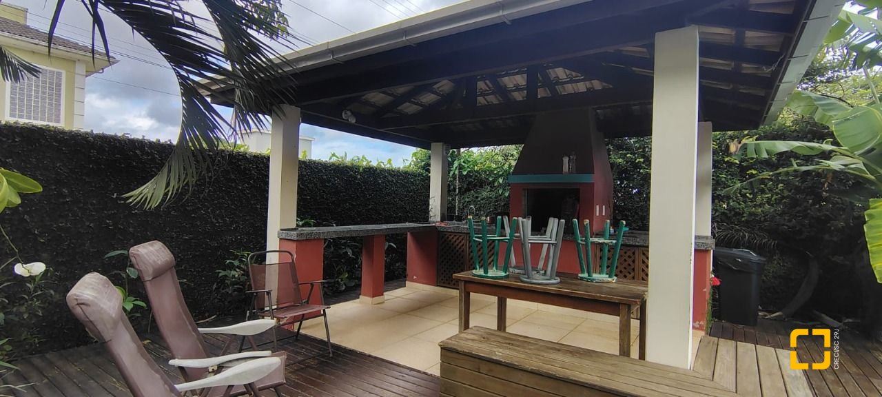 Casa com 288m², 6 quartos (sendo 1 suíte), 2 garagens, no bairro Campeche em Florianópolis