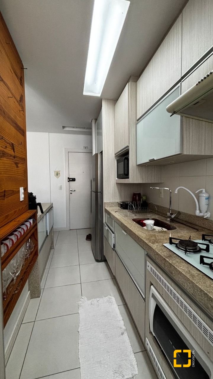 Apartamento com 69m², 4 quartos (sendo 2 suítes), 2 garagens, no bairro Coqueiros em Florianópolis