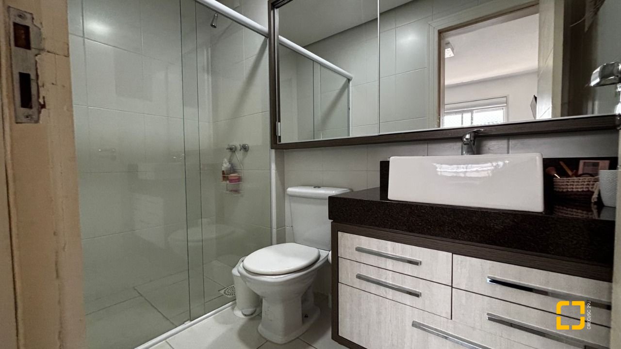 Apartamento com 69m², 4 quartos (sendo 2 suítes), 2 garagens, no bairro Coqueiros em Florianópolis