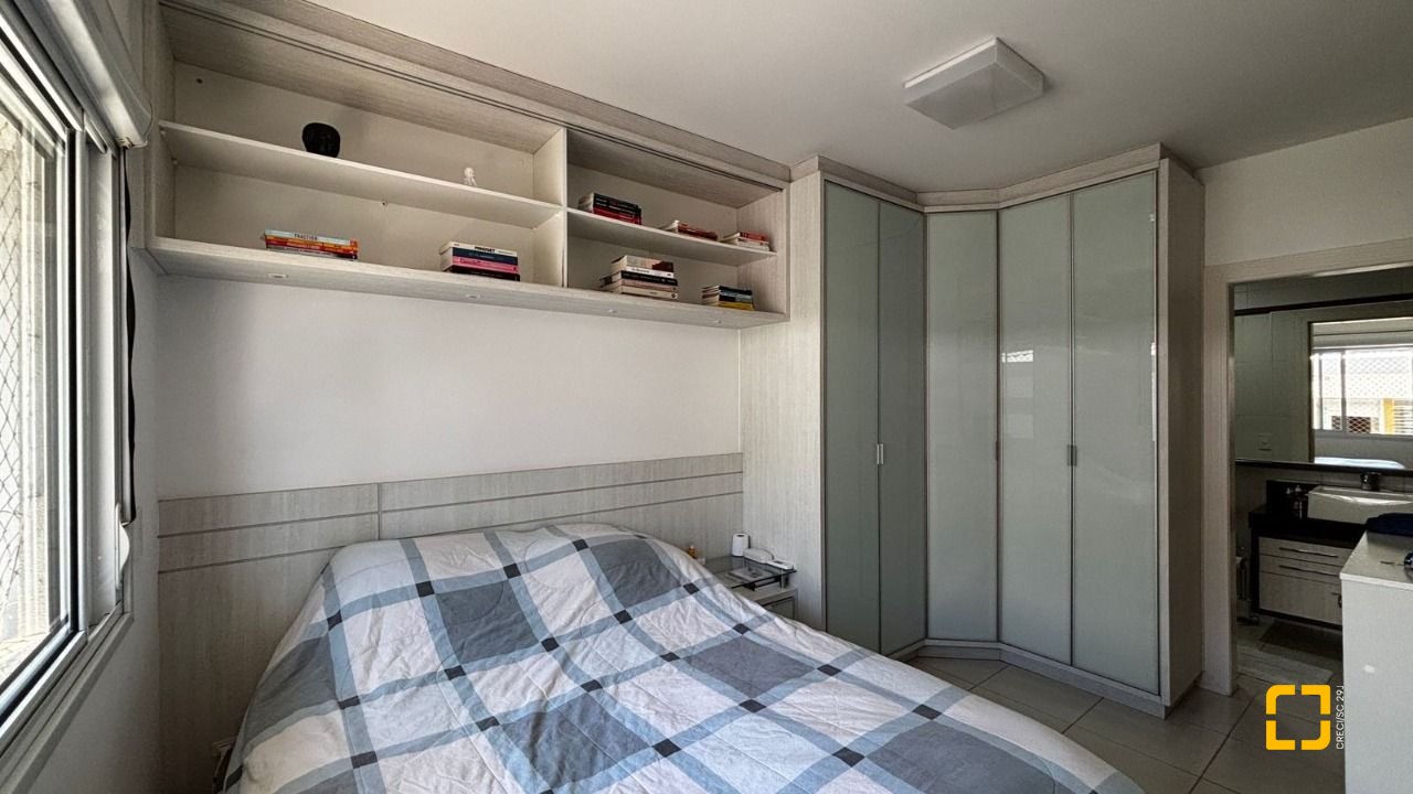 Apartamento com 69m², 4 quartos (sendo 2 suítes), 2 garagens, no bairro Coqueiros em Florianópolis