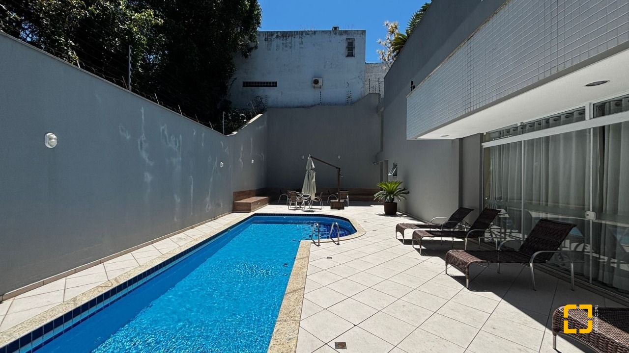 Apartamento com 69m², 4 quartos (sendo 2 suítes), 2 garagens, no bairro Coqueiros em Florianópolis