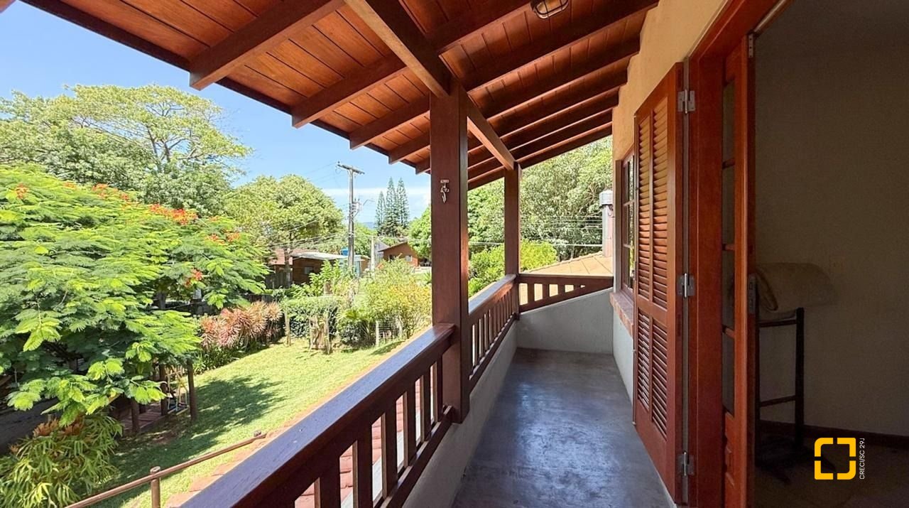 Casa com 271m², 5 quartos (sendo 1 suíte), 3 garagens, no bairro Campeche em Florianópolis