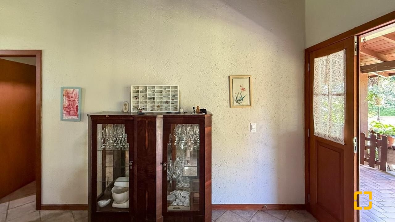 Casa com 271m², 5 quartos (sendo 1 suíte), 3 garagens, no bairro Campeche em Florianópolis